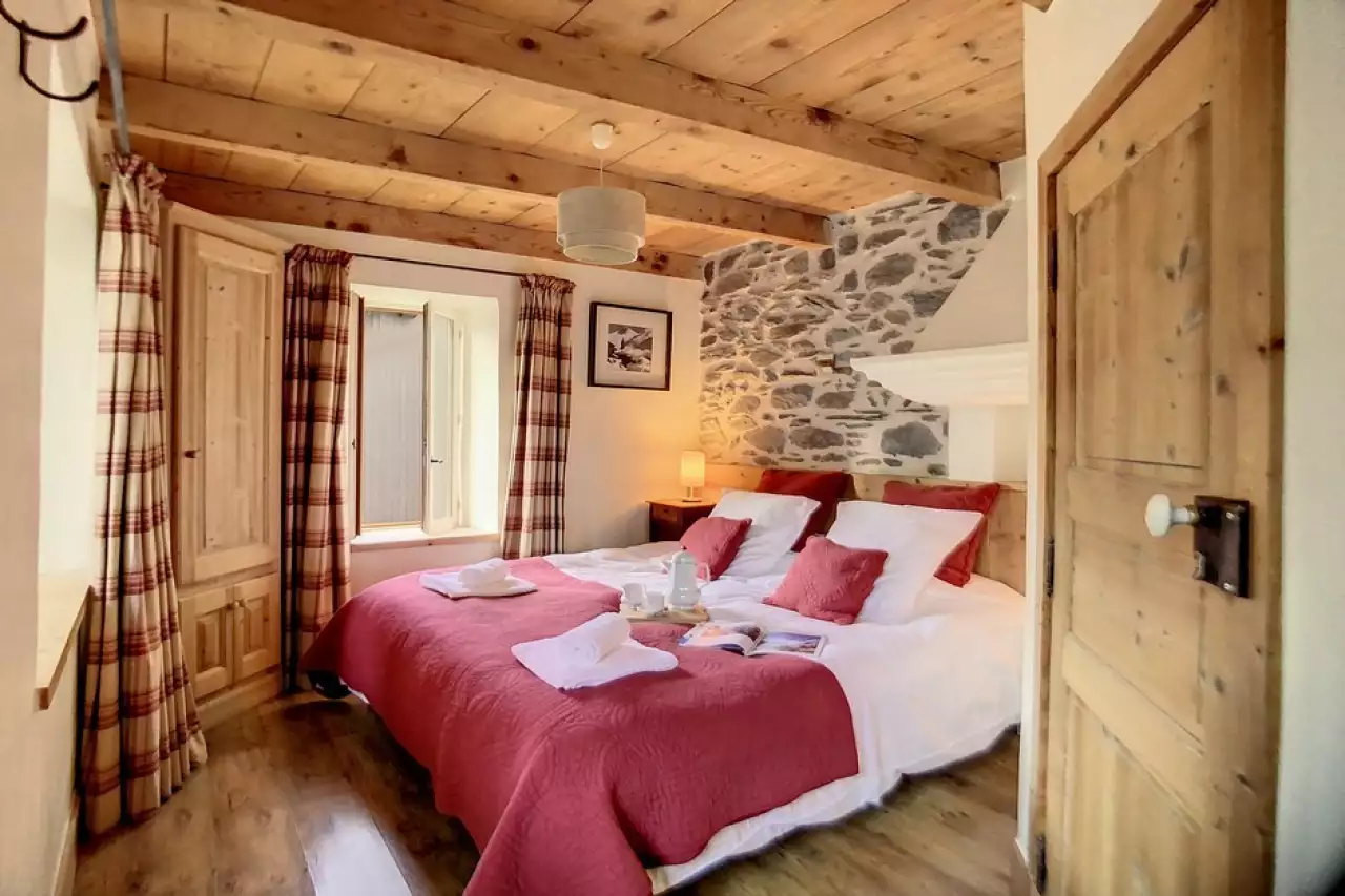 Renovated historic chalet  Heart of the village center, close to the slopes
